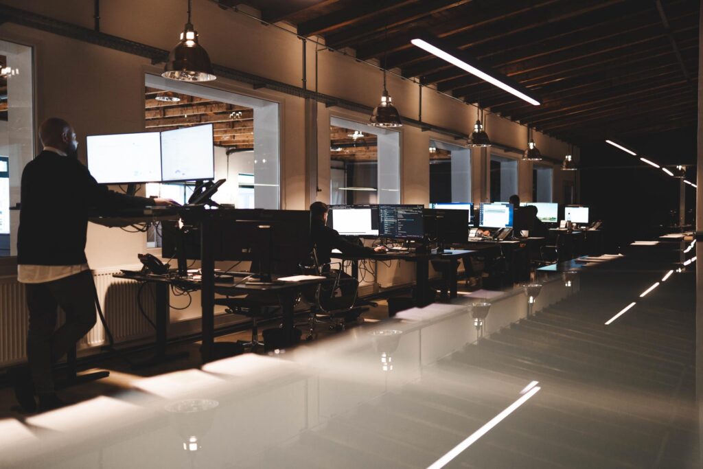 Großraumbüro von STROHBECKE in Herford mit mehreren Mitarbeitenden an modernen Arbeitsplätzen – Symbol für Teamarbeit und digitale Logistikplanung.